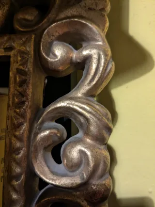 Marco antiguo dorado ornamentado