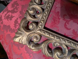 Marco antiguo dorado ornamentado