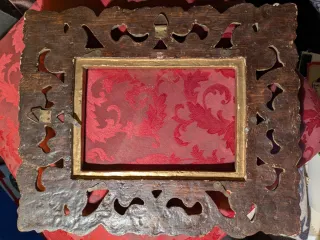 Marco antiguo dorado ornamentado