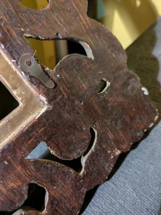 Marco antiguo dorado ornamentado