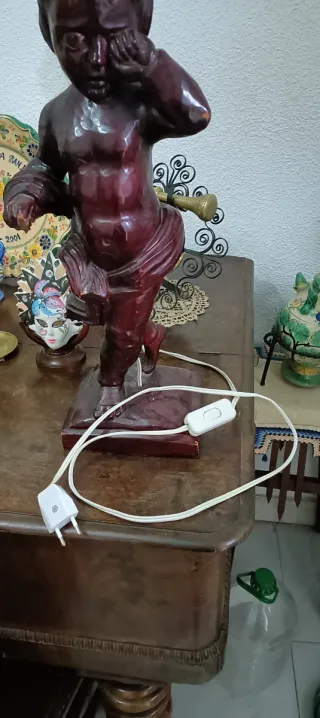 Lámpara antigua de madera con figura de niño