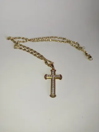 Collana dorata con crocefisso e zirconi