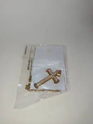 Collana dorata con crocefisso e zirconi