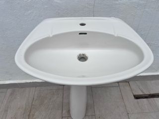 Lavabo de cerámica con pie