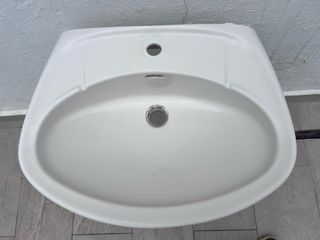 Lavabo de cerámica con pie