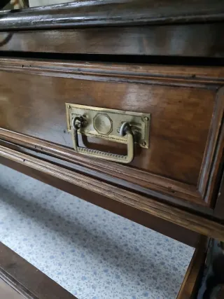 Cómoda antigua de madera grande