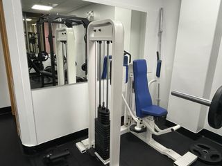 VariasMáquinas de gimnasio y de escalera