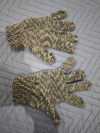 Guantes de punto verdes y marrones