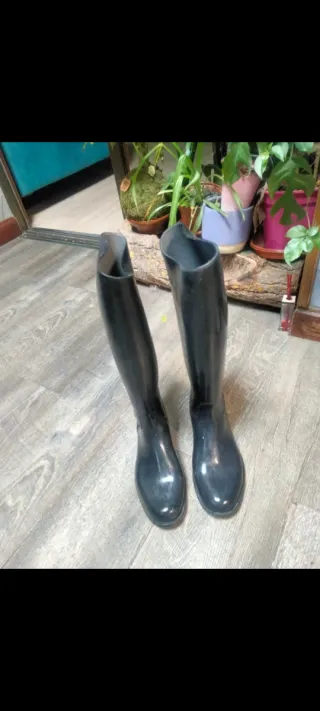 Botas de montar  a caballo  o agua ( negras )