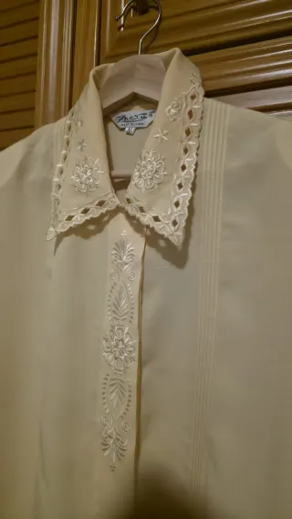 REBAJADA HOY! Bella Camisa vintage con bordados