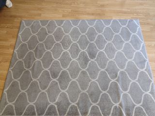 Alfombra gris con diseño ondulado