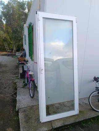 Puerta exterior lacada en blanco climalit