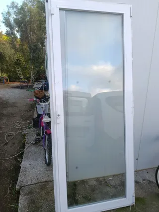 Puerta exterior lacada en blanco climalit