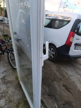 Puerta exterior lacada en blanco climalit