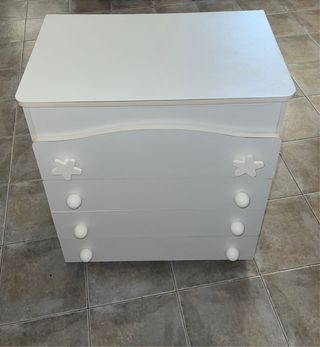 Cómoda infantil blanca con estrellas