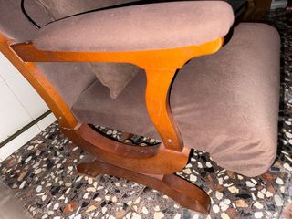Mecedoras de madera tapizado marron precio de dos.