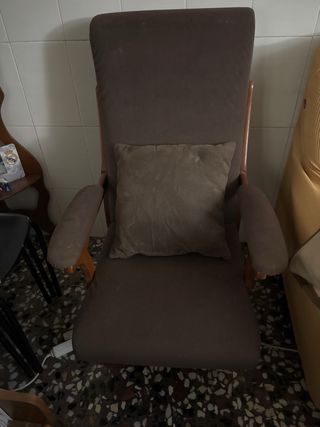 Mecedoras de madera tapizado marron precio de dos.