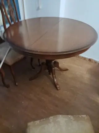 Mesa redonda extensible y 4 sillas