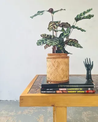 Mesa auxiliar de cerámica y pino. Francia, 60s.