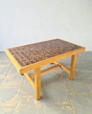 Mesa auxiliar de cerámica y pino. Francia, 60s.