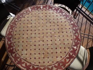 Mesa redonda y 4 sillas terraza (forja y azulejos)