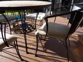 Mesa redonda y 4 sillas terraza (forja y azulejos)