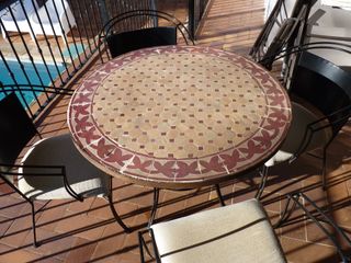 Mesa redonda y 4 sillas terraza (forja y azulejos)