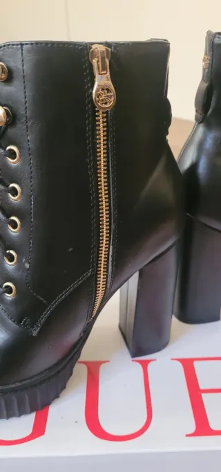 Botas Guess Negras con Cordones y Tacón