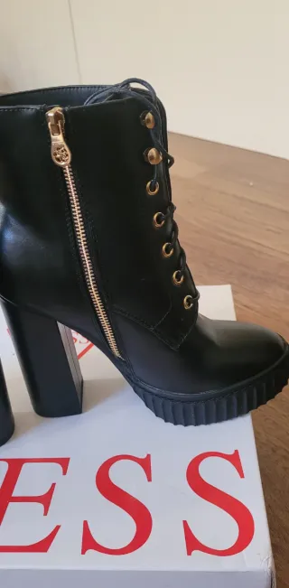 Botas Guess Negras con Cordones y Tacón