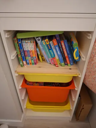 Estantería de plástico naranja y blanca