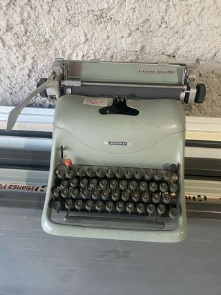 Máquina de escribir Hispano Olivetti Lexicón 80
