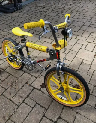 Bicicleta Mongoose Stranger Things Amarilla