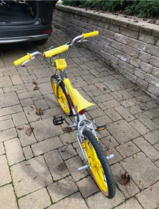 Bicicleta Mongoose Stranger Things Amarilla