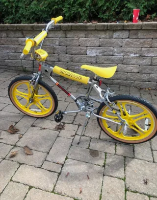 Bicicleta Mongoose Stranger Things Amarilla