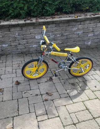 Bicicleta Mongoose Stranger Things Amarilla