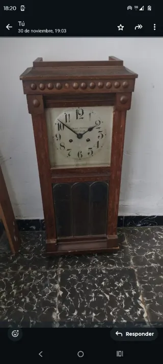 Reloj de pared antiguo de madera