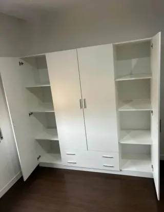 Armarios de madera de dos y tres y cuatro puertas