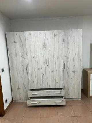 Armarios de madera de dos y tres y cuatro puertas