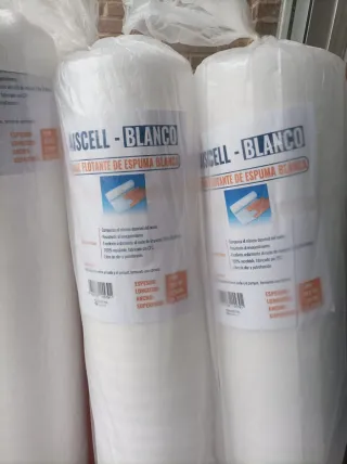 Tarima flotante, rodapiés y alfombra aislante