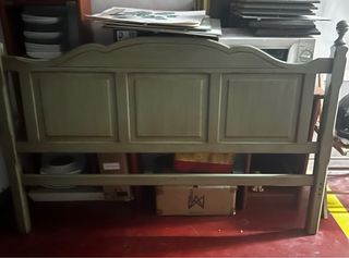 Cabecero verde ycuadros flamencos. Espejo tocador