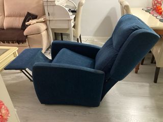 Sillón reclinable azul de tela. apenas uso
