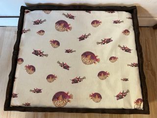 Cama para perro hecha con bandeja antigua