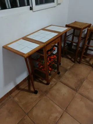 Mesa auxiliar con cerámica