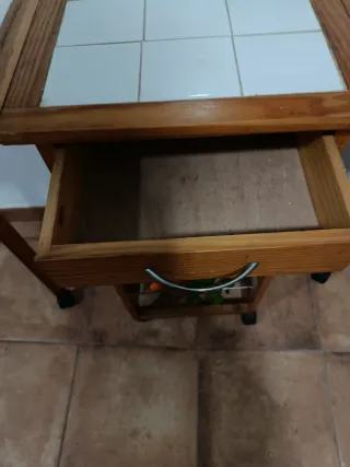 Mesa auxiliar con cerámica