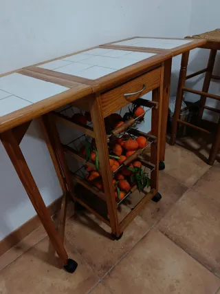 Mesa auxiliar con cerámica