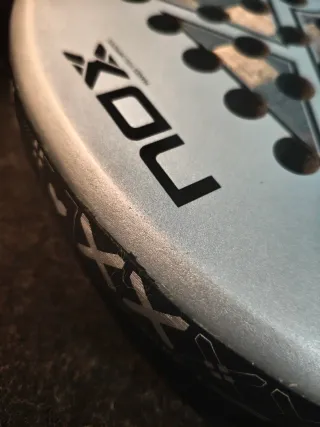 Pala de pádel NOX at10 genius 18k 2024