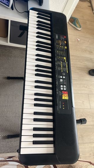Piano Yamaha con soporte y funda