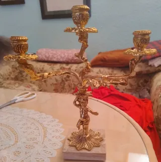 Reloj de sobremesa de bronce con dos candelabros