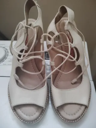 Sandalias Beige con Cordones