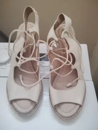 Sandalias Beige con Cordones